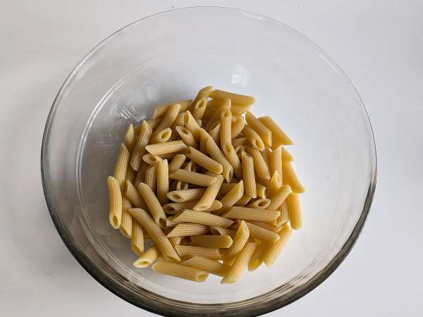 Makaron na zimno z pesto z rukoli, pomidorkami koktajlowymi i mozzarellą: świeży i szybki przepis na lato - Przygotowanie krok 4