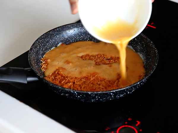 Omlet z chrupiącym ryżem i ziarnami soi, pikantny posiłek, który jest szybki i bezodpadowy! - Przygotowanie krok 4