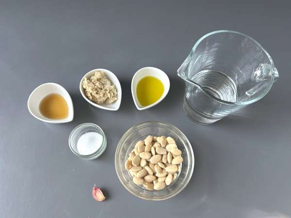 Andaluzyjskie Ajoblanco: zimna zupa, na którą zawsze masz ochotę latem - Przygotowanie krok 1