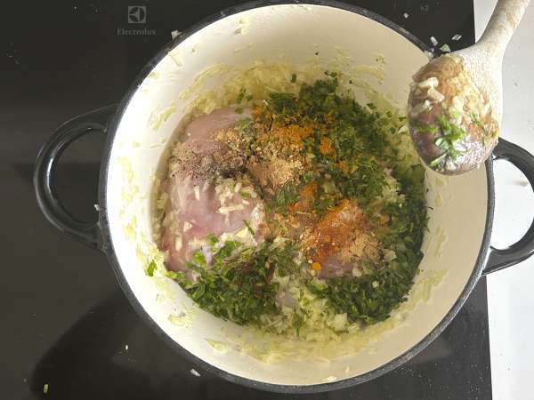 Tradycyjne marokańskie ciasto z cegiełkami, kurczakiem i przyprawami - Przygotowanie krok 3