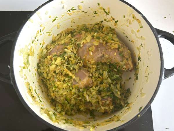 Tradycyjne marokańskie ciasto z cegiełkami, kurczakiem i przyprawami - Przygotowanie krok 4