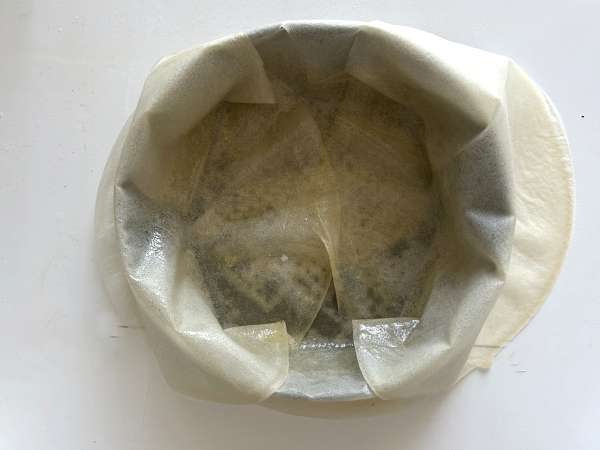 Tradycyjne marokańskie ciasto z cegiełkami, kurczakiem i przyprawami - Przygotowanie krok 11