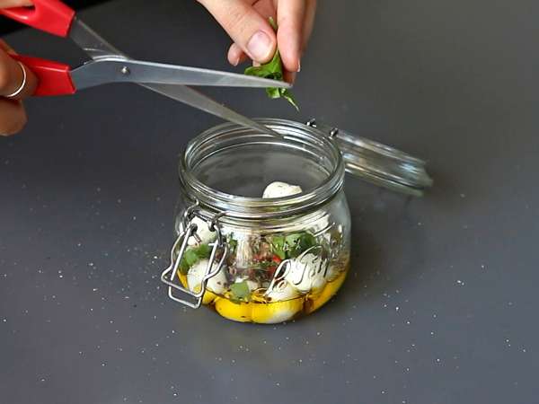 Marynowane kulki mozzarelli na aperitif lub do sałatki! - Przygotowanie krok 2