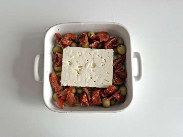 Pieczona feta z suszonymi pomidorami i oliwkami, styl śródziemnomorski - Przygotowanie krok 2