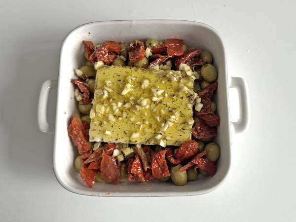 Pieczona feta z suszonymi pomidorami i oliwkami, styl śródziemnomorski - Przygotowanie krok 3