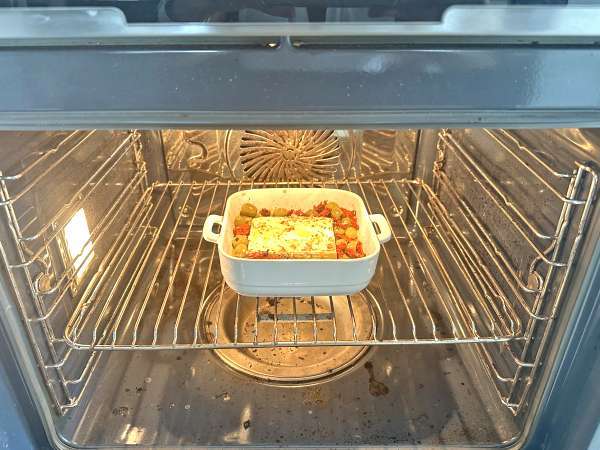 Pieczona feta z suszonymi pomidorami i oliwkami, styl śródziemnomorski - Przygotowanie krok 4