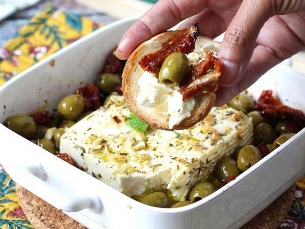 Pieczona feta z suszonymi pomidorami i oliwkami, styl śródziemnomorski - Przygotowanie krok 5