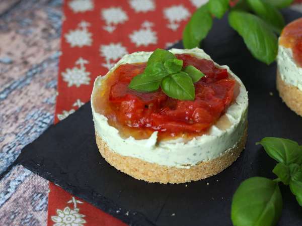 Jednoporcjowy pikantny sernik z bazylią i pomidorkami koktajlowymi: smaczny pomysł na bufet i aperitif - Przygotowanie krok 10