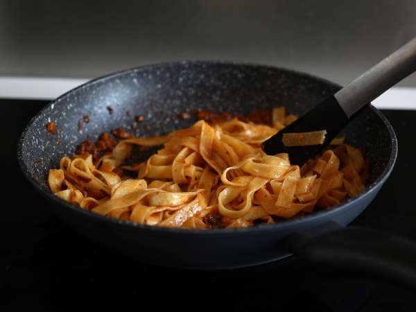 Makaron z sosem bolońskim - tagliatelle al ragù alla bolognese - Przygotowanie krok 8
