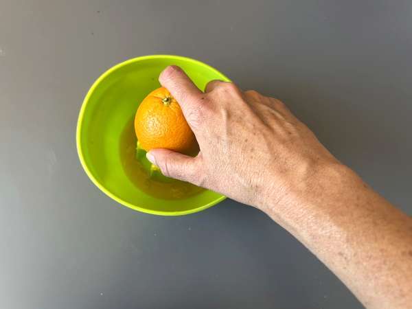 Agua de Valencia, śródziemnomorski koktajl z cavą i pomarańczą, który można przygotować w domu. - Przygotowanie krok 1