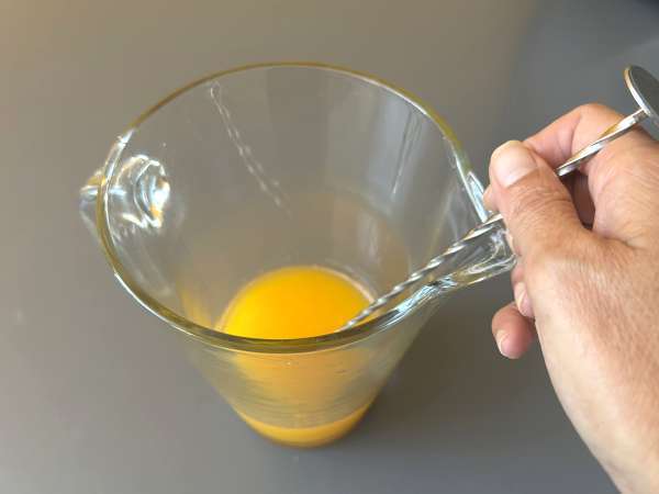 Agua de Valencia, śródziemnomorski koktajl z cavą i pomarańczą, który można przygotować w domu. - Przygotowanie krok 3