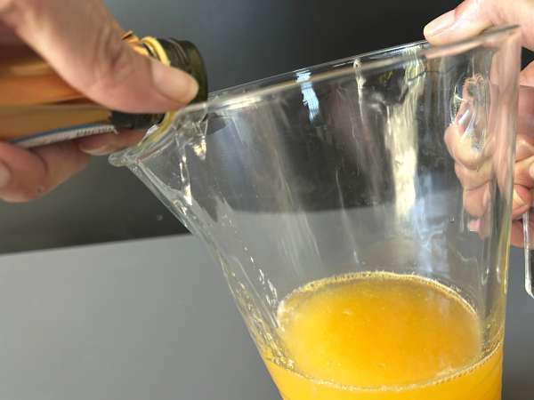 Agua de Valencia, śródziemnomorski koktajl z cavą i pomarańczą, który można przygotować w domu. - Przygotowanie krok 4