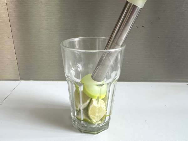 Lemon Caipirinha: łatwy do przygotowania brazylijski drink bez shakera do koktajli - Przygotowanie krok 3