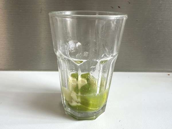 Lemon Caipirinha: łatwy do przygotowania brazylijski drink bez shakera do koktajli - Przygotowanie krok 4