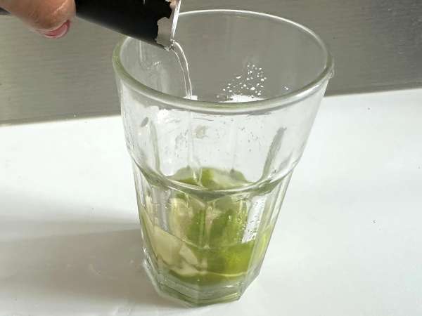 Lemon Caipirinha: łatwy do przygotowania brazylijski drink bez shakera do koktajli - Przygotowanie krok 5