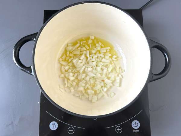 Zupa z cukinii z zielonym jabłkiem i jogurtem gotowa w 30 minut - Przygotowanie krok 2