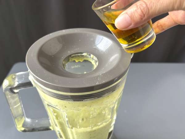 Zupa z cukinii z zielonym jabłkiem i jogurtem gotowa w 30 minut - Przygotowanie krok 6