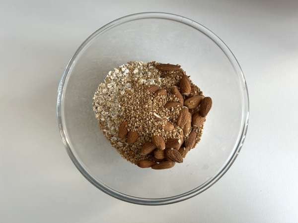 Granola ekspresowa z frytkownicą powietrzną, aby schrupać śniadanie - Przygotowanie krok 1