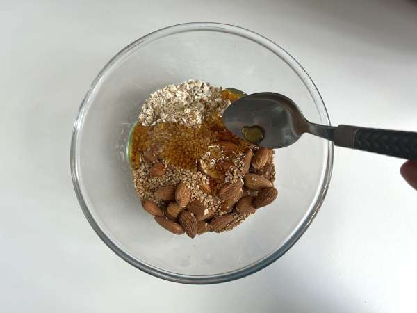 Granola ekspresowa z frytkownicą powietrzną, aby schrupać śniadanie - Przygotowanie krok 2