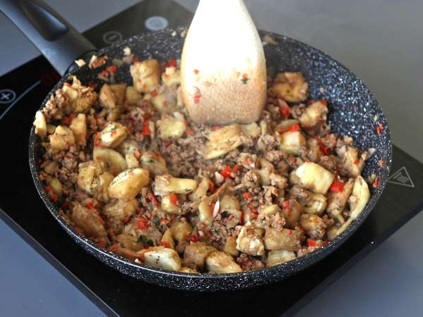 Faszerowane bakłażany z mozzarellą au gratin - Przygotowanie krok 6