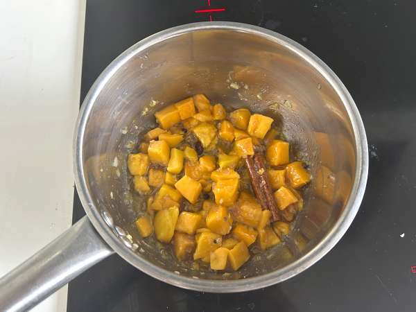 Domowy chutney z mango: słodko-kwaśna indyjska przyprawa, która pasuje do wszystkiego - Przygotowanie krok 4