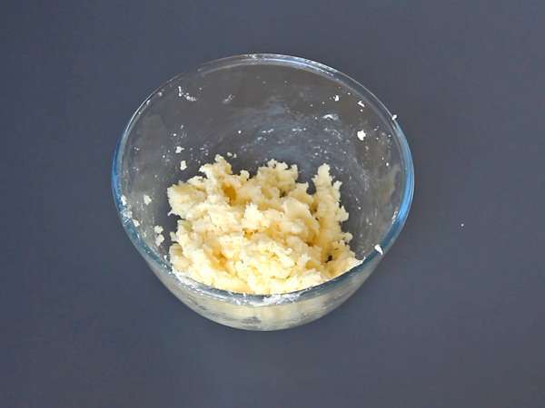 Ciasteczka cynamonowe, rozpływające się w ustach i chrupiące o dobrym smaku cynamonu. - Przygotowanie krok 2