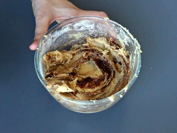 Ciasteczka cynamonowe, rozpływające się w ustach i chrupiące o dobrym smaku cynamonu. - Przygotowanie krok 5