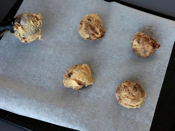 Ciasteczka cynamonowe, rozpływające się w ustach i chrupiące o dobrym smaku cynamonu. - Przygotowanie krok 6