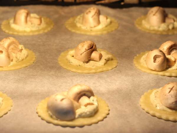 Halloweenowe tarty z grzybami i serem czosnkowo-ziołowym - Przygotowanie krok 7