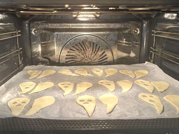 Ciasteczka z duchami: najłatwiejszy i najzabawniejszy przepis na Halloween dla dzieci - Przygotowanie krok 4