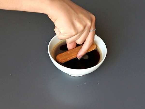 Kłoda w kształcie tiramisu bez formy dla miłośników kawy - Przygotowanie krok 2