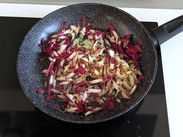 Kremowy makaron z radicchio, chrupiącym boczkiem i orzechami włoskimi: szybki przepis, któremu nie można się oprzeć - Przygotowanie krok 2