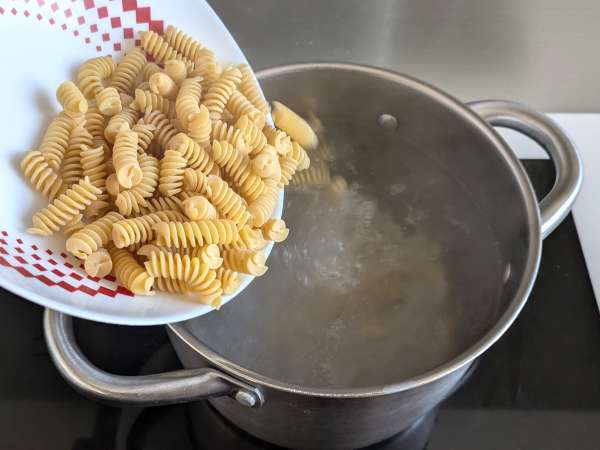 Kremowy makaron z radicchio, chrupiącym boczkiem i orzechami włoskimi: szybki przepis, któremu nie można się oprzeć - Przygotowanie krok 3