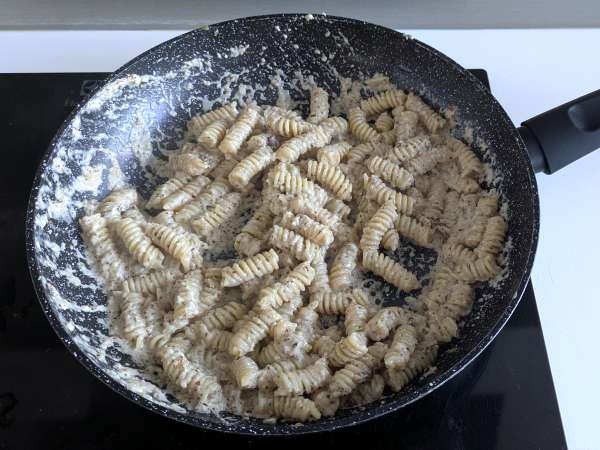 Kremowy makaron z radicchio, chrupiącym boczkiem i orzechami włoskimi: szybki przepis, któremu nie można się oprzeć - Przygotowanie krok 6