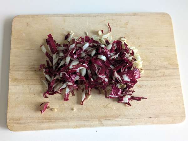 Kremowe i smaczne risotto z radicchio, boczkiem i philadelphią - Przygotowanie krok 1