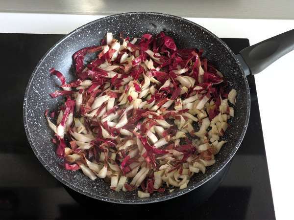 Kremowe i smaczne risotto z radicchio, boczkiem i philadelphią - Przygotowanie krok 2