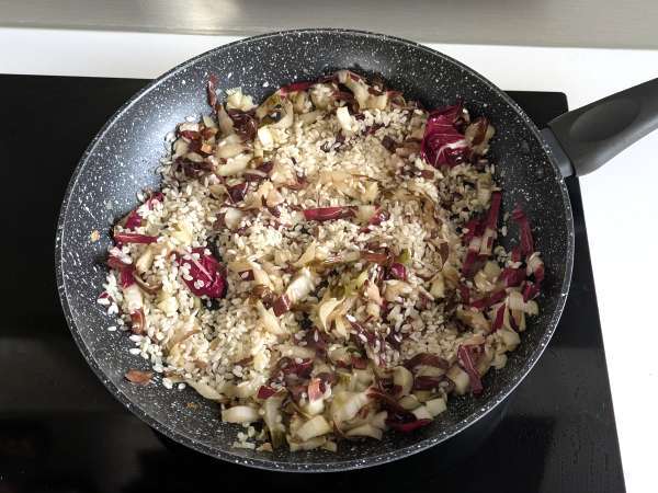 Kremowe i smaczne risotto z radicchio, boczkiem i philadelphią - Przygotowanie krok 3