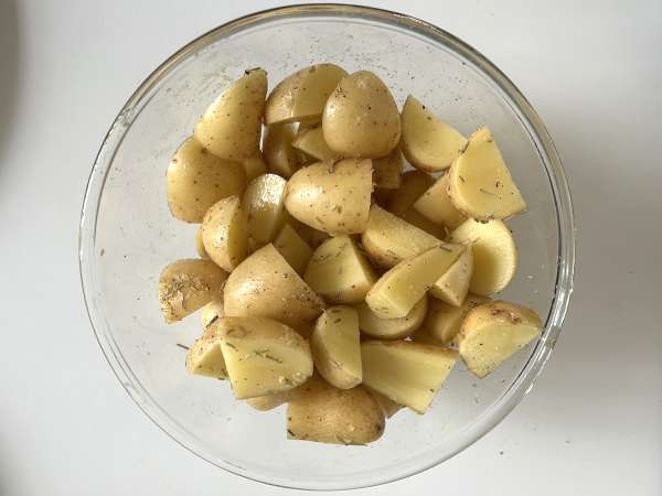 Chrupiący, rozpływający się w ustach kozi ser panierowany we frytkownicy powietrznej: absolutna wygoda! - Przygotowanie krok 1