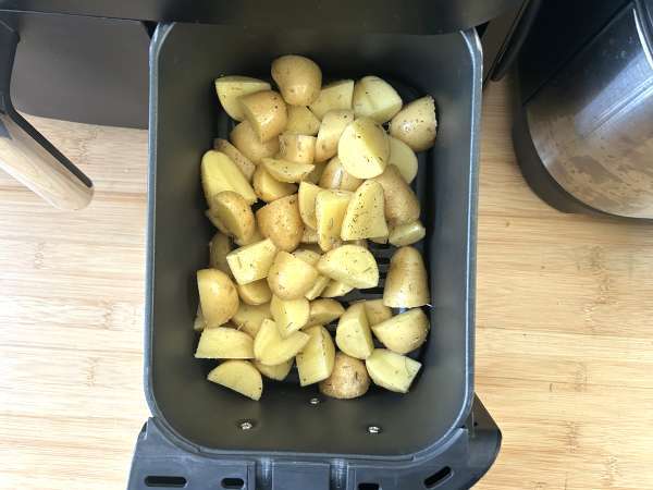 Chrupiący, rozpływający się w ustach kozi ser panierowany we frytkownicy powietrznej: absolutna wygoda! - Przygotowanie krok 2