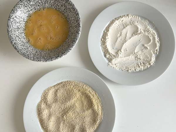 Chrupiący, rozpływający się w ustach kozi ser panierowany we frytkownicy powietrznej: absolutna wygoda! - Przygotowanie krok 3