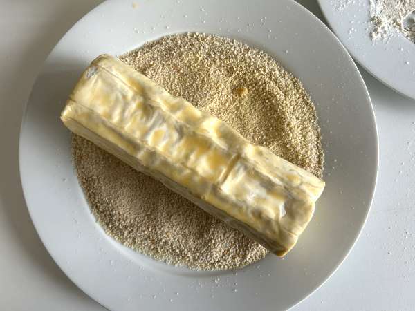 Chrupiący, rozpływający się w ustach kozi ser panierowany we frytkownicy powietrznej: absolutna wygoda! - Przygotowanie krok 4