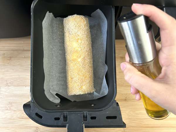 Chrupiący, rozpływający się w ustach kozi ser panierowany we frytkownicy powietrznej: absolutna wygoda! - Przygotowanie krok 6