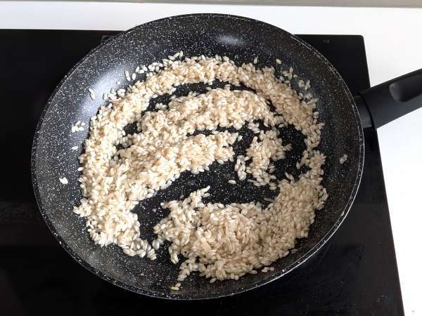 Risotto z limonką i różowym pieprzem: elegancki wegetariański przepis na wyjątkowe kolacje - Przygotowanie krok 3