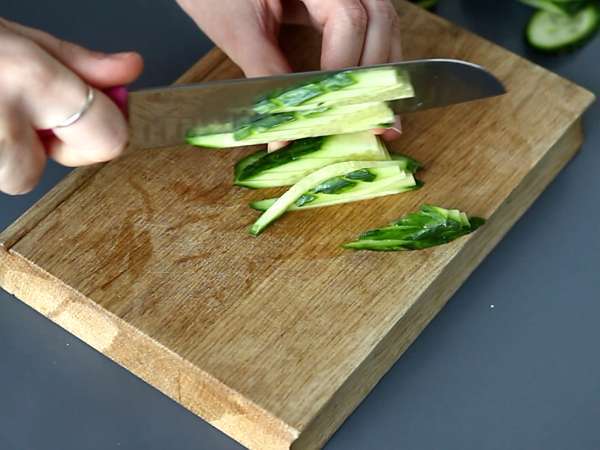 Kolorowa sałatka z makaronem ryżowym i krewetkami oraz pikantnym sosem orzechowym - Przygotowanie krok 1