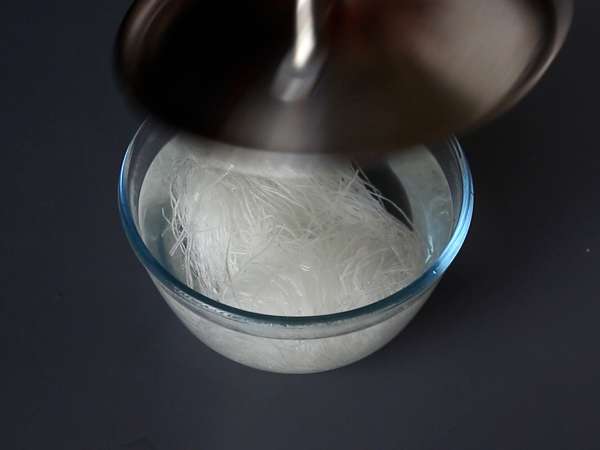 Kolorowa sałatka z makaronem ryżowym i krewetkami oraz pikantnym sosem orzechowym - Przygotowanie krok 2