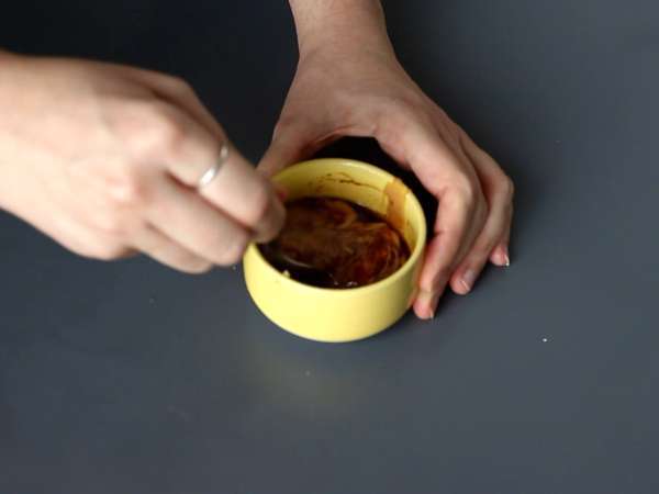 Kolorowa sałatka z makaronem ryżowym i krewetkami oraz pikantnym sosem orzechowym - Przygotowanie krok 3