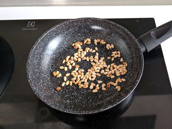 Spaghetti z pomidorkami koktajlowymi i orzeszkami pinii: kremowy i aromatyczny przepis - Przygotowanie krok 5