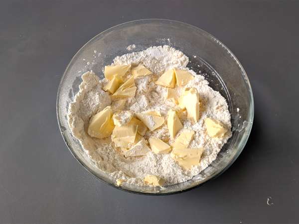 Walentynkowe tarty z dżemem truskawkowym: romantyczne domowe smakołyki - Przygotowanie krok 1