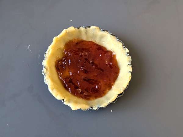 Walentynkowe tarty z dżemem truskawkowym: romantyczne domowe smakołyki - Przygotowanie krok 4