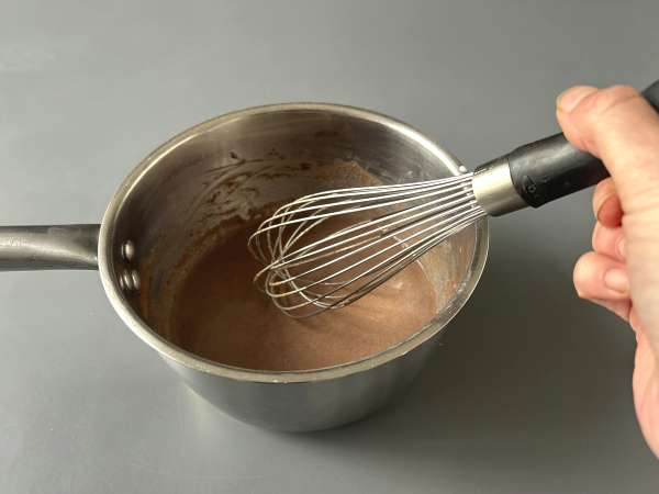 Domowa gorąca czekolada: prosty przepis na gęstą, błyszczącą i jedwabistą czekoladę - Przygotowanie krok 5